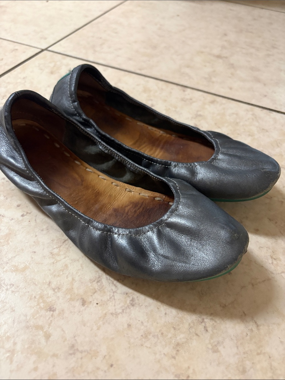 Tieks Metallic Pewter Silver Leather Ballet Flats Size 8 foldable shoes comfy